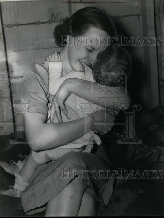 1939 Press Photo Mrs. John Abhrom & Baby - nef32393