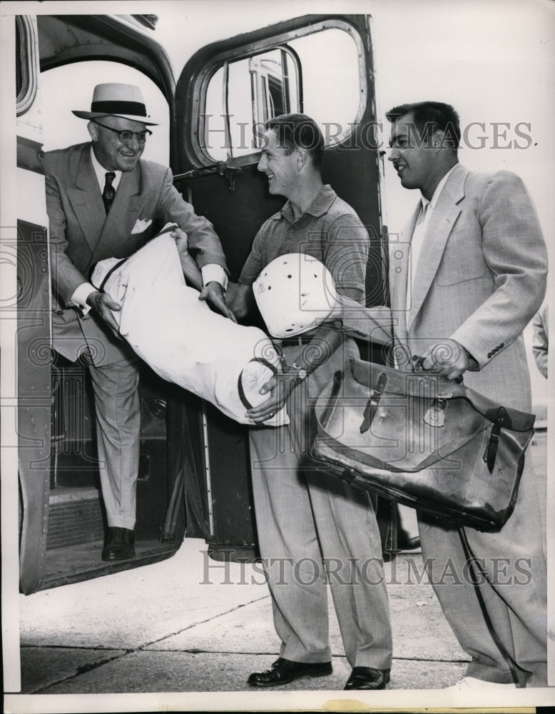 Load image into Gallery viewer, 1952 Press Photo Chicago Bears Loading Equipment onto Bus - nef32433
