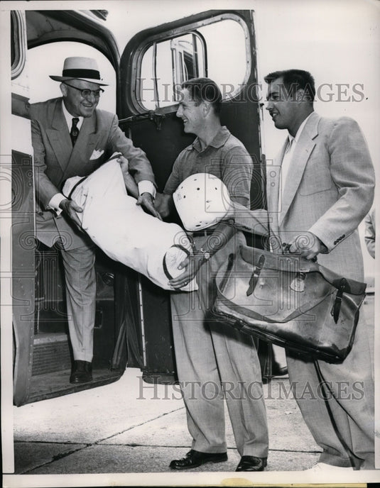 1952 Press Photo Chicago Bears Loading Equipment onto Bus - nef32433