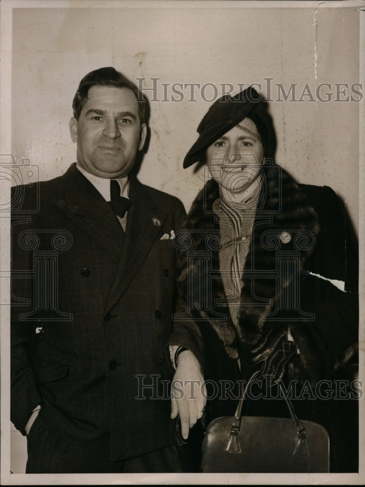 Load image into Gallery viewer, 1939 Press Photo Ariel El-Hanani &amp; Wife, Architect - nef32438
