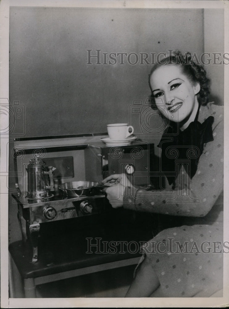 1935 Press Photo Electric Stove at Chicago Furniture Mart - nef32445