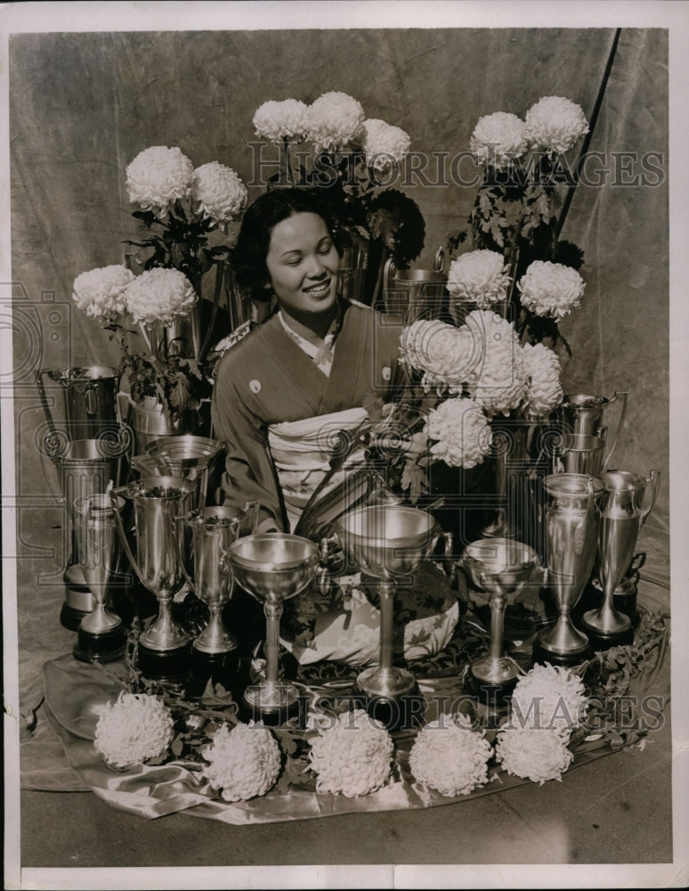 1936 Press Photo Virginia Saima w Southern California Flower Show Trophies