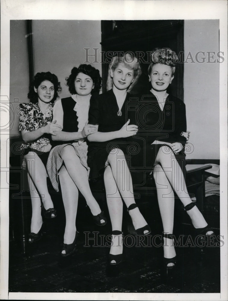 1945 Press Photo Models Suing chicago Talent Scout Agency - nef32453