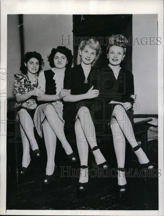 1945 Press Photo Models Suing chicago Talent Scout Agency - nef32453