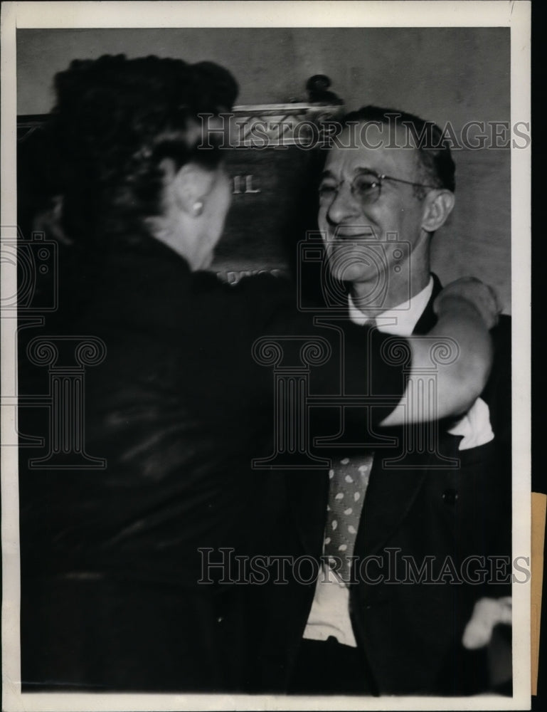 1943 Press Photo Thomas Walsh Released from Parole Violation Charge, Chicago