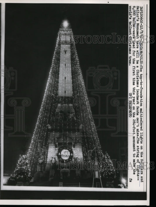 1962 Press Photo Soldiers and Sailor's Monument Lit for Christmas - nef32491