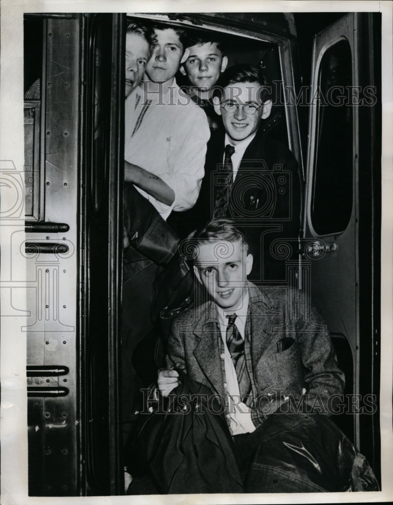 Load image into Gallery viewer, 1946 Press Photo Last group of teenagers inducted into Army before drafting ban
