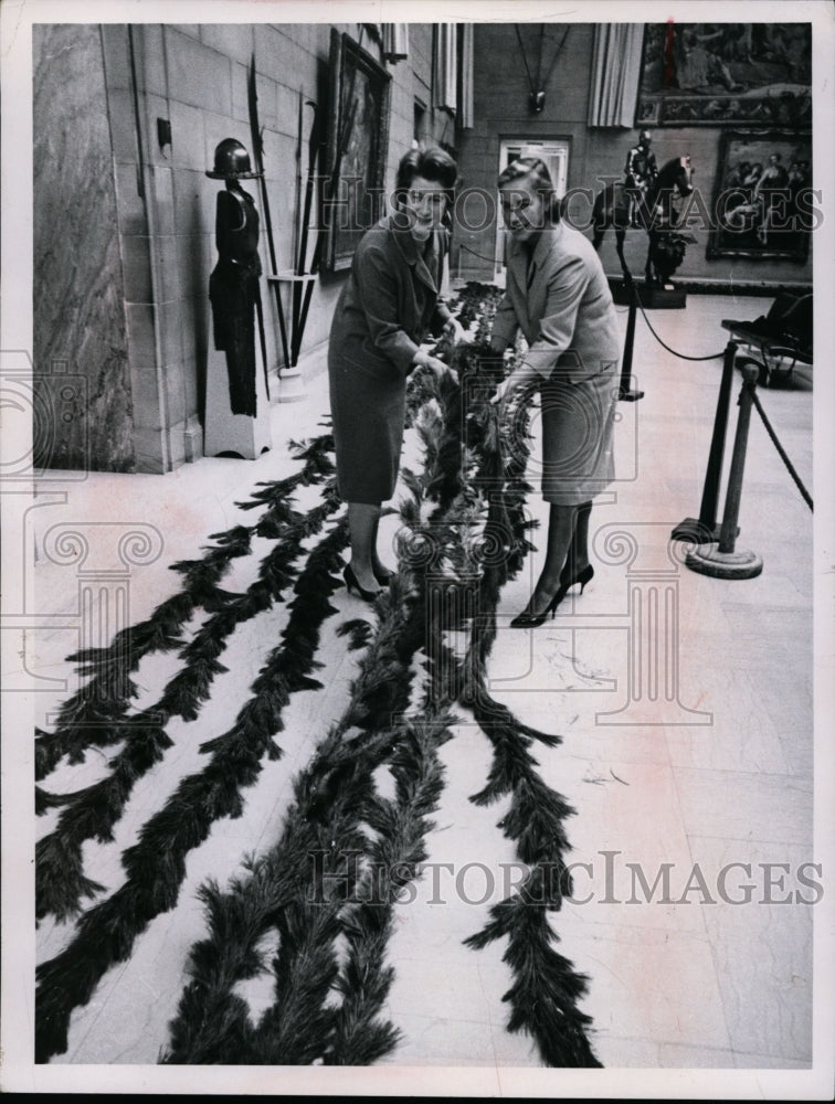 1963 Press Photo Mrs D Reynold Gairing, Mrs John Thorp Working in Art Museum