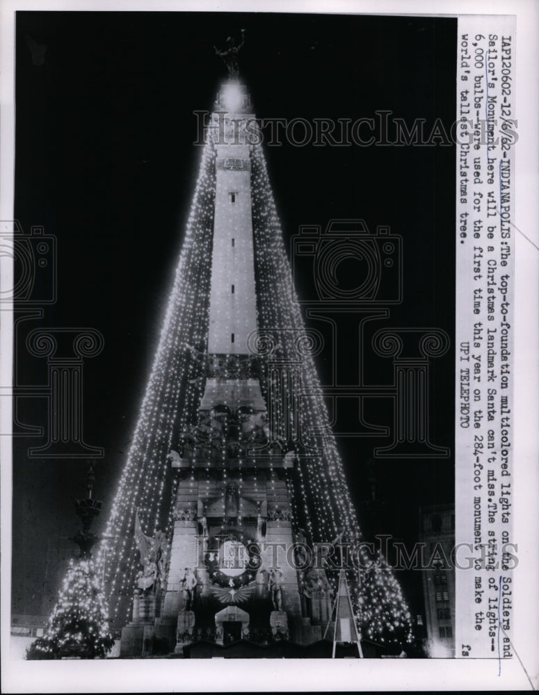 1962 Press Photo Soldiers & Sailor's Monument Decorated for Christmas Indianapol