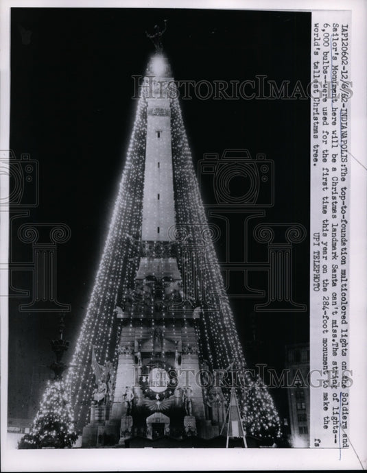 1962 Press Photo Soldiers & Sailor's Monument Decorated for Christmas Indianapol