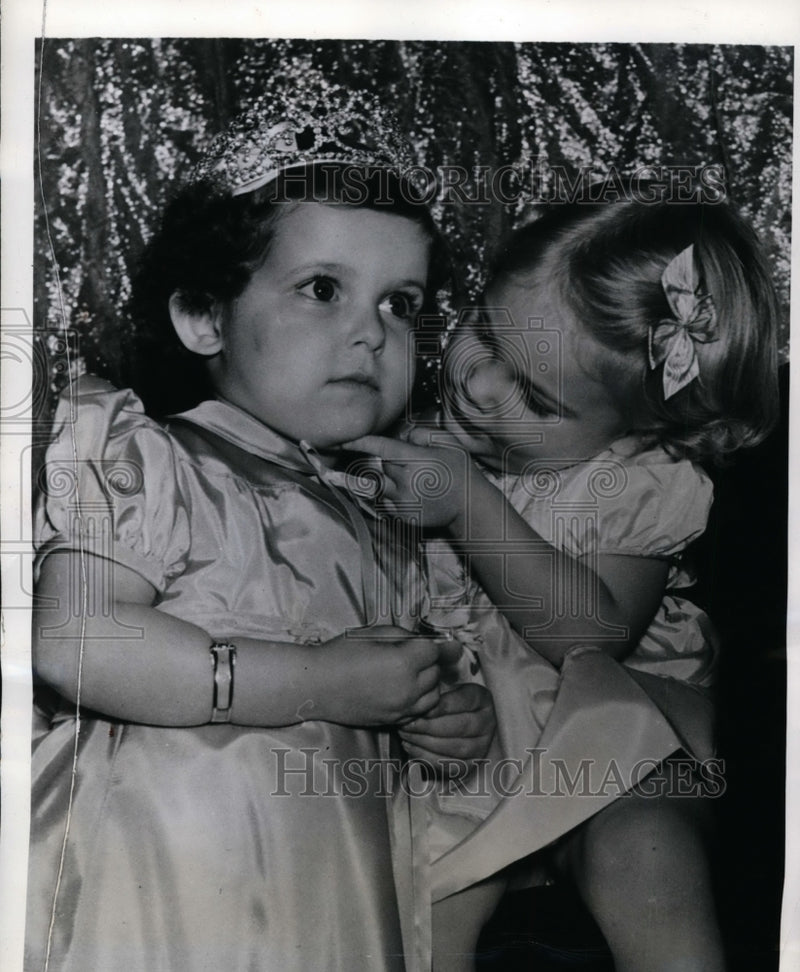 Load image into Gallery viewer, 1942 Press Photo Joan Elizabeth Stoos Most Perfect Baby &amp; Barbara Myers Runnerup
