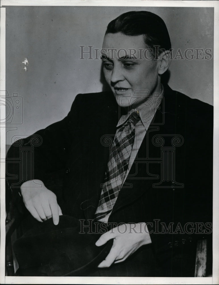 1940 Press Photo Barber Katherine Rowena Wingi Returns to Work After Violation