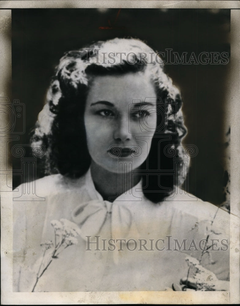 1945 Press Photo Mrs. Eugene Stevens seated in the garden of friend's home