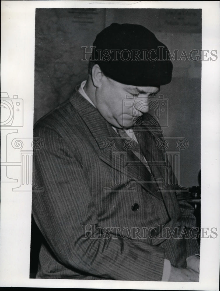 1941 Press Photo Dr Arthur Torrance Being Held on a Charge of Beating His Bride