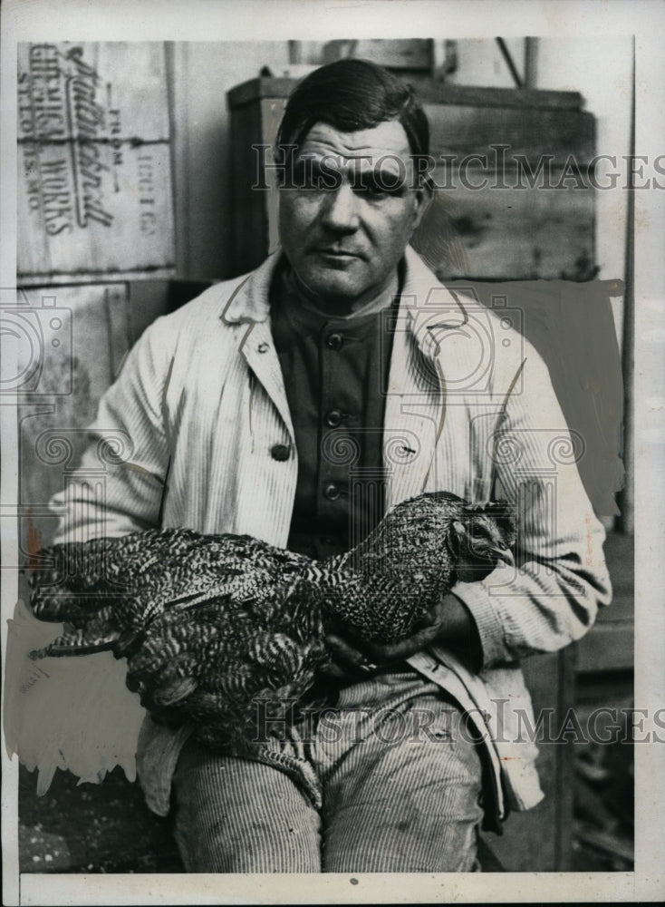 1934 Press Photo Robert Lambert holding the wingless rooster - nef32684