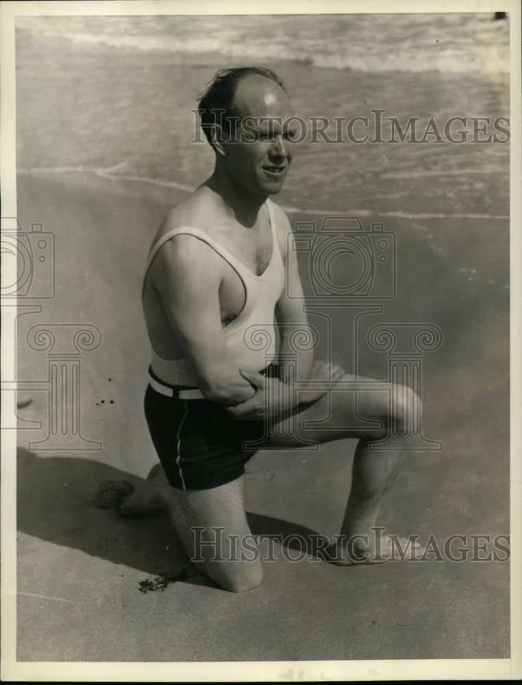1936 Press Photo Alexander Waugh enjoys the pool deck and ocean front