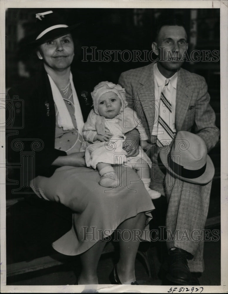 Load image into Gallery viewer, 1939 Press Photo Mr. and Mrs. John Leech with their youngest child at a hearing
