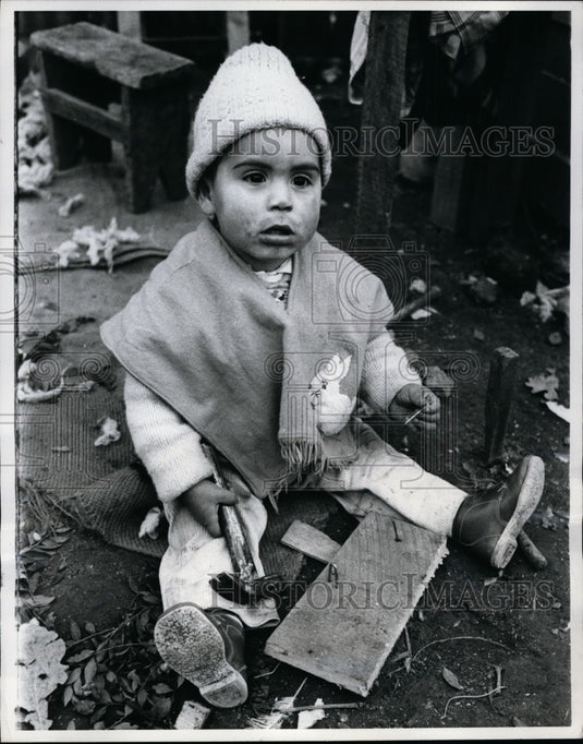 1970 Press Photo Child holds a hammer and nail on the Asentamiento - nef32708