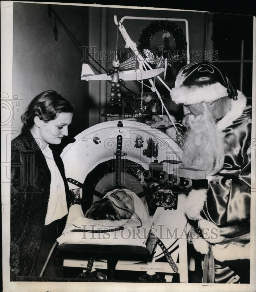1945 Press Photo Boy Carl &quot;Buster&quot; Shreve Talking to Santa Claus from Iron Lung