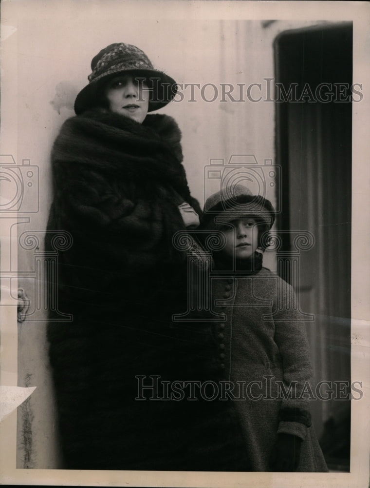 1922 Press Photo Mrs. St M.G. Gardner, daughter Sybil arrive on the "Berengaria"