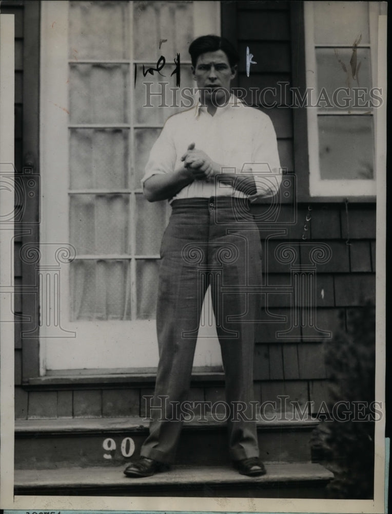 Press Photo Joseph Selaby finds body burned to death after Westchester fire