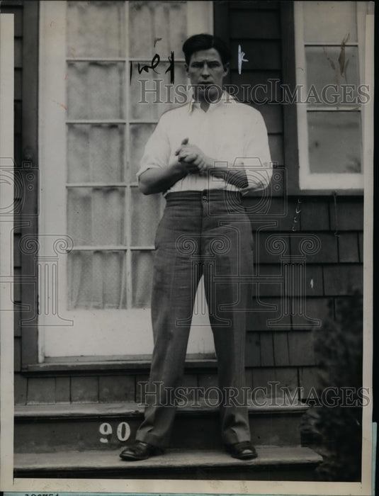 Press Photo Joseph Selaby finds body burned to death after Westchester fire