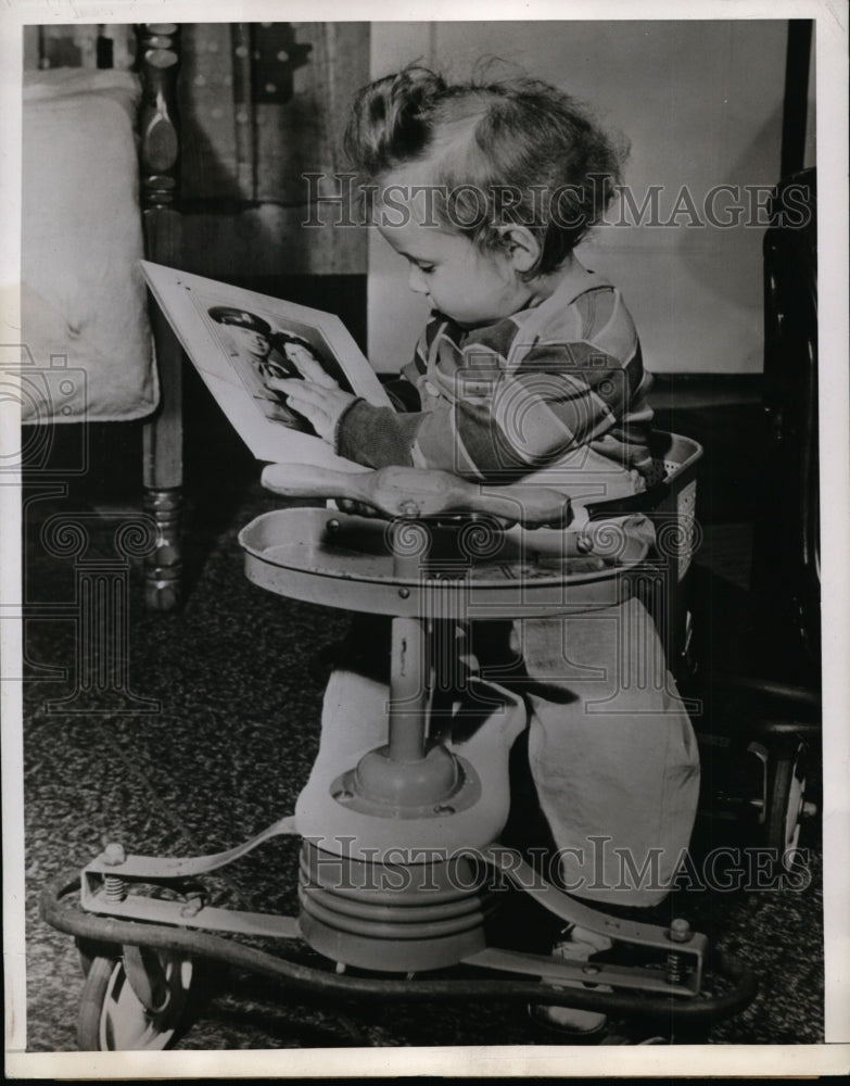 1945 Press Photo Mary Jane Friedel looks at photo of father she has never seen