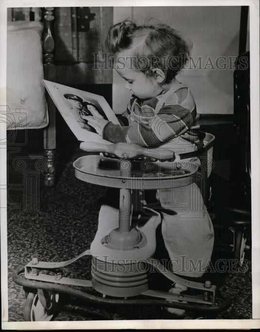 1945 Press Photo Mary Jane Friedel looks at photo of father she has never seen