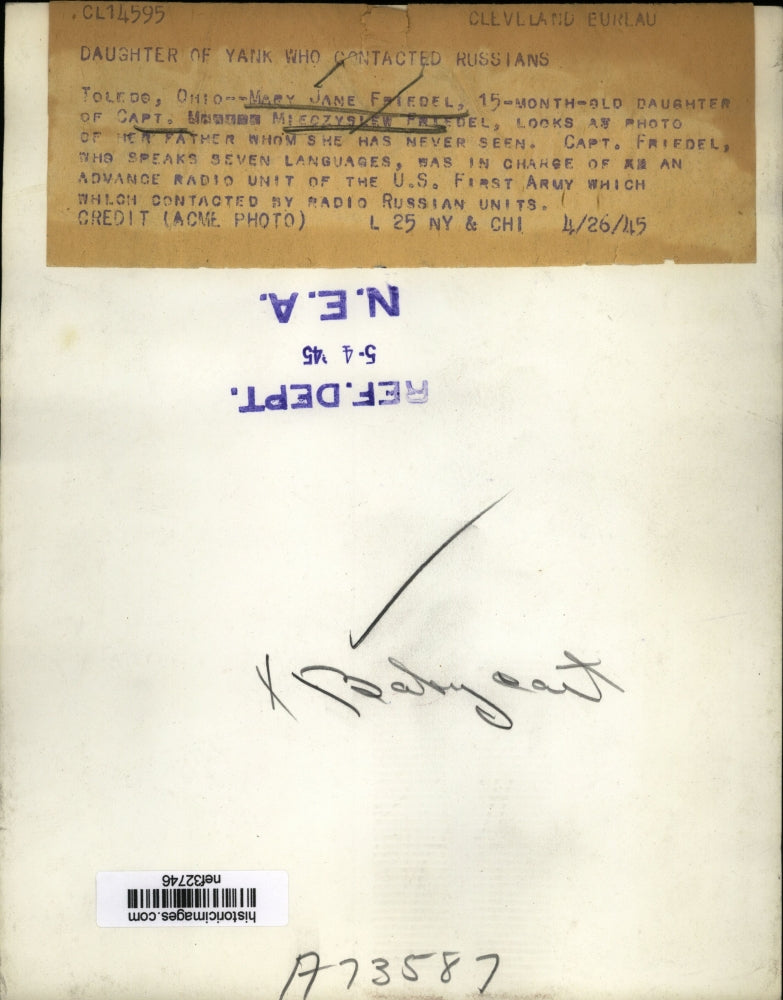 1945 Press Photo Mary Jane Friedel looks at photo of father she has never seen