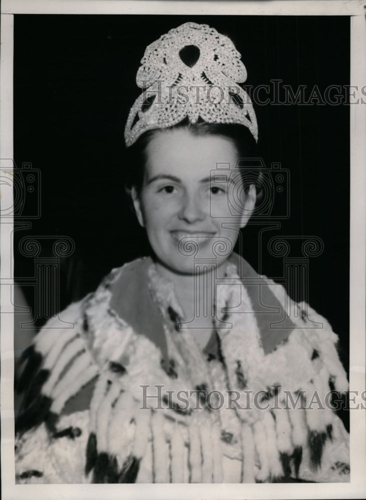 Load image into Gallery viewer, 1939 Press Photo Miss Margaret Jane Swift crowned "Queen of the American Royal"
