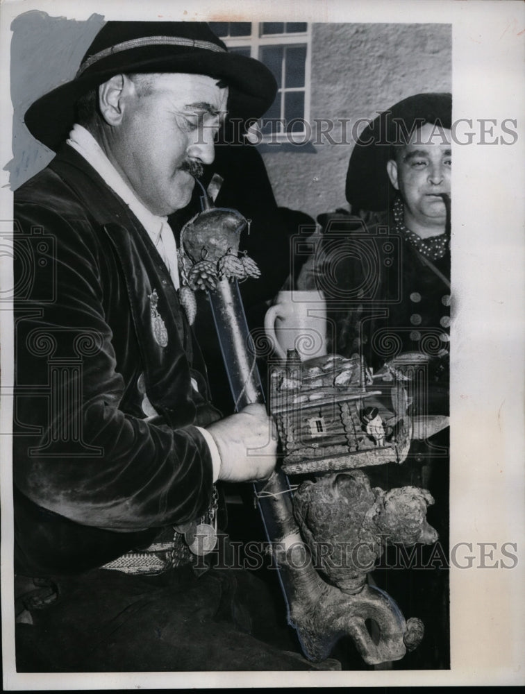 1957 Press Photo Giant Alpine Hut Pipe Smoked by Starnberg, Germany Man- Historic Images