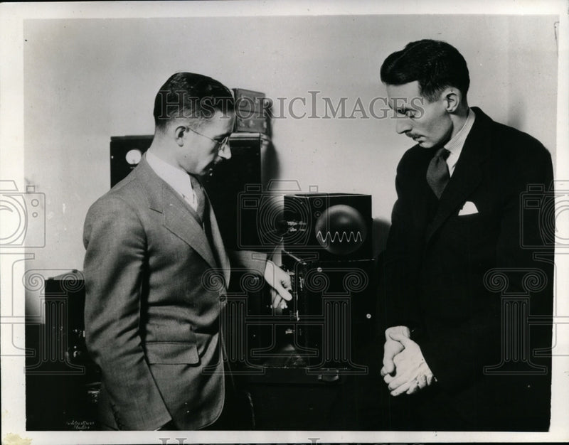 Load image into Gallery viewer, 1935 Press Photo Dr Herbert Jasper, Dr Leonard Carmichael Study Brain, Brown U
