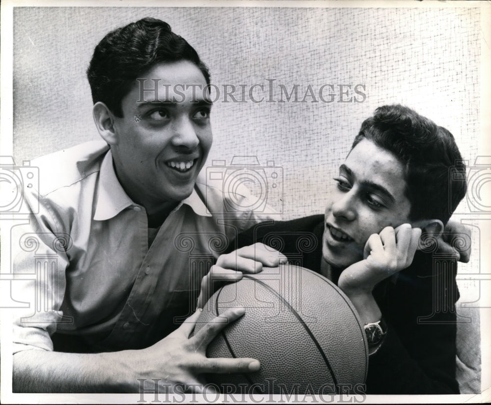 1957 Press Photo Ameen Jan High School Delegate for Pakistan Visiting Brooklyn