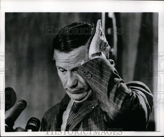 1970 Press Photo John Volpe Tells Reporter Air Controllers Slow Down Not Allowed