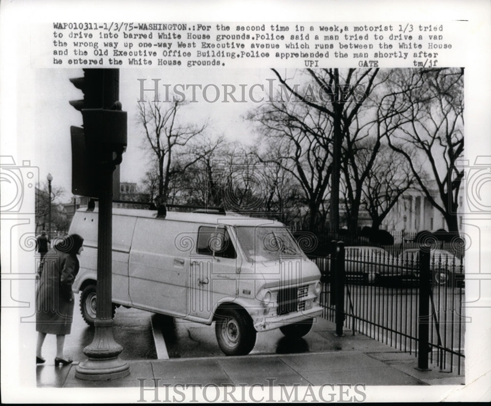 1975 Press Photo Van Attempting to Enter White House Grounds, Washington, D.C.