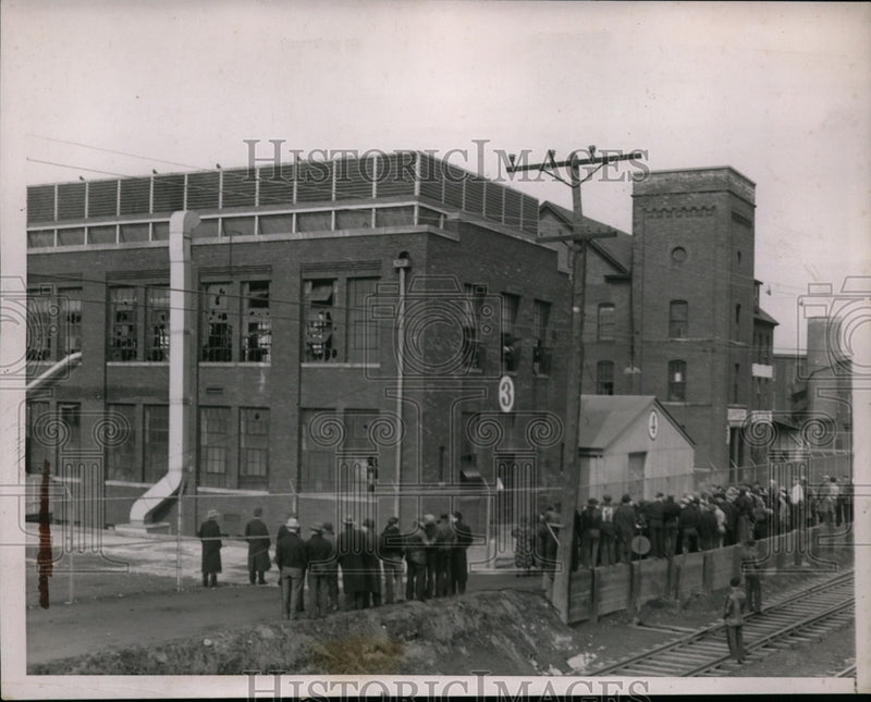 Load image into Gallery viewer, 1937 Press Photo Fansteel Metallurgical North Chicago Strike - nef32846
