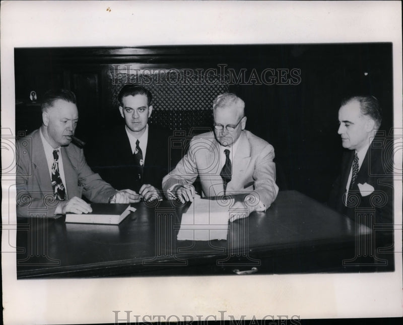 Load image into Gallery viewer, 1949 Press Photo Dr Robert Rutledge on Trial for Byron Hattman Murder
