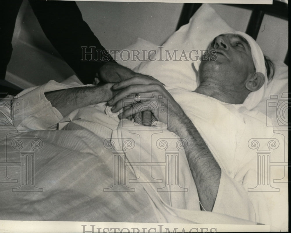 1937 Press Photo Charles Rogers in Georgia Street Receiving Hospital in Strike