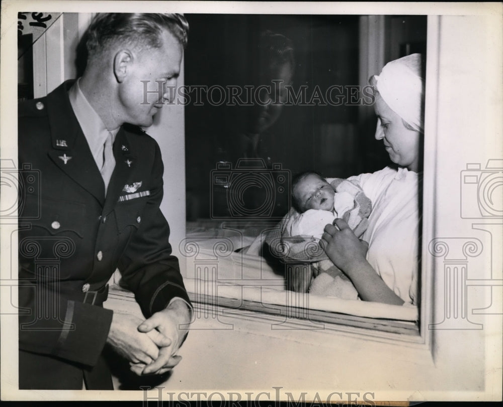 1943 Press Photo Captain Edward Feeley Pilot Meets First Daughter in Chicago