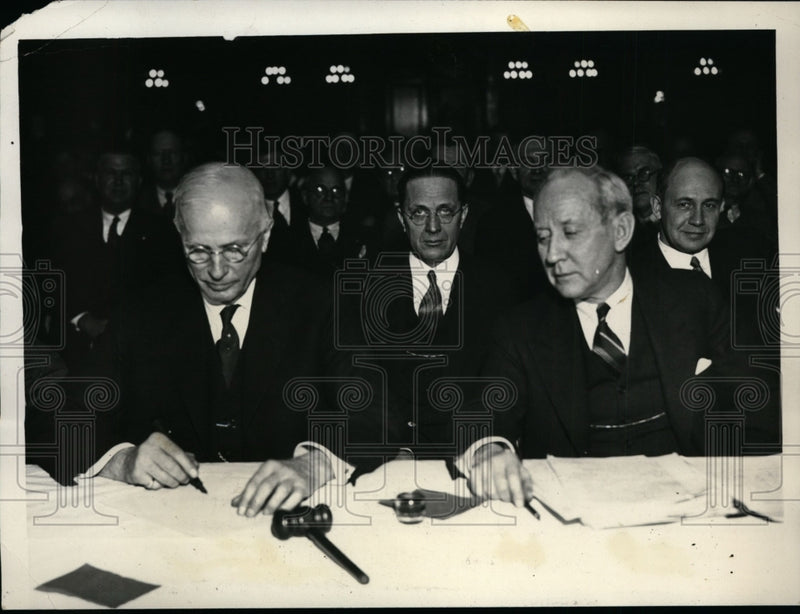 Load image into Gallery viewer, 1932 Press Photo Daniel Williard and David Robertson Sign 10% Pay Cut Pact
