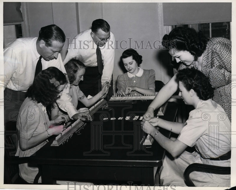 Load image into Gallery viewer, 1941 Press Photo Selective Service Workers Eerily Happy to be Doing Job
