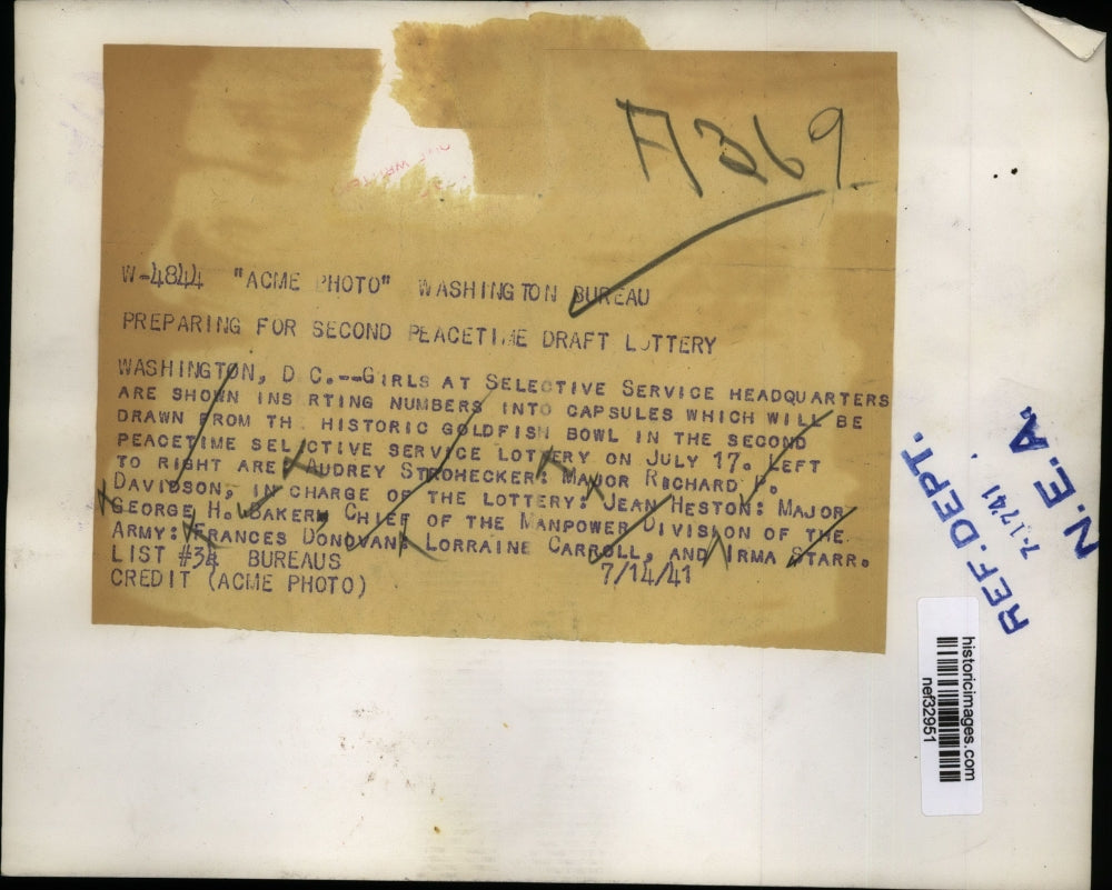 1941 Press Photo Selective Service Workers Eerily Happy to be Doing Job