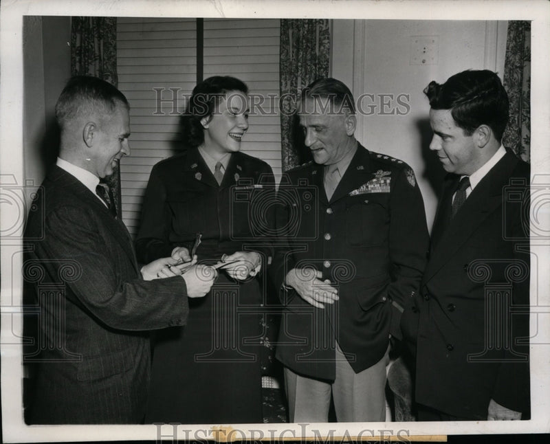 Load image into Gallery viewer, 1946 Press Photo Colonel Willis S. Fitch Joining WAC with Air Force Association
