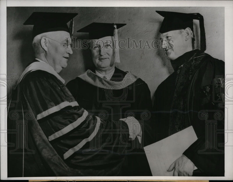 Load image into Gallery viewer, 1945 Press Photo John W. Thomas, John S. Knight Given Akron University Degrees
