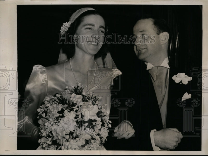 Load image into Gallery viewer, 1941 Press Photo Mr. and Mrs. Charles Homer Jr. After Church of Redeemer Wedding
