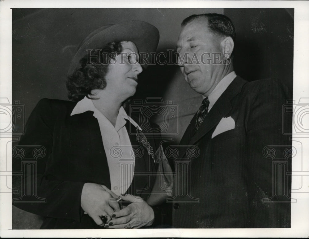 1941 Press Photo L.A., CA- Actor Pays $14,000 for Sapphire He Never Receives