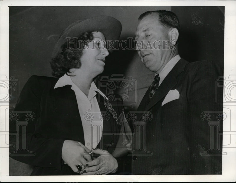 Load image into Gallery viewer, 1941 Press Photo L.A., CA- Actor Pays $14,000 for Sapphire He Never Receives
