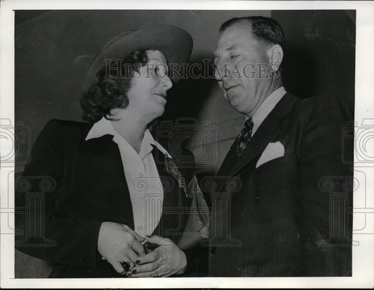 1941 Press Photo L.A., CA- Actor Pays $14,000 for Sapphire He Never Receives