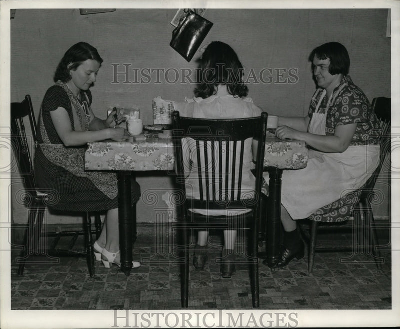 Load image into Gallery viewer, 1939 Press Photo Mrs. Eve Marklim with 2 Others Ladies - nef33006
