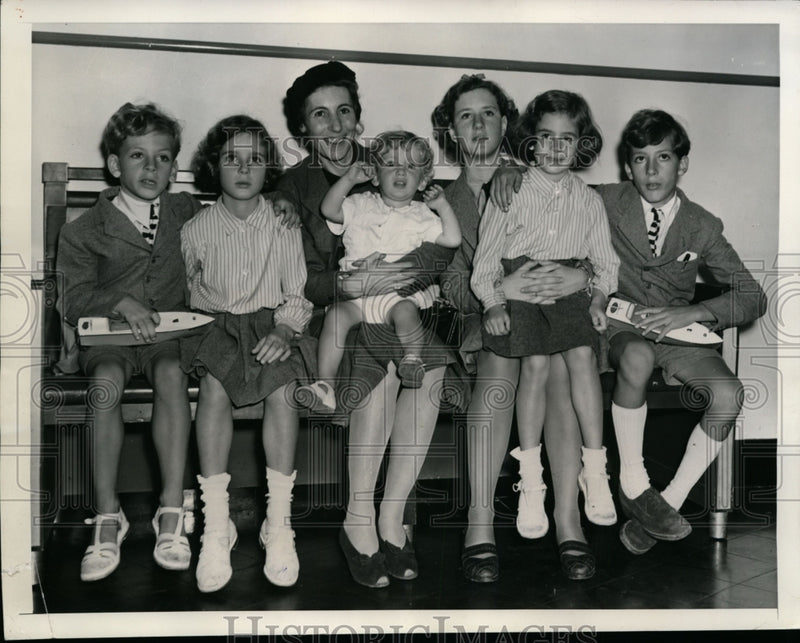 Load image into Gallery viewer, 1941 Press Photo Baroness Eva-Dorothee Francieti Arrived on Clipper with Family
